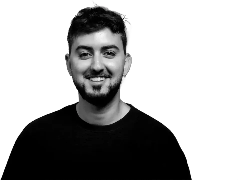 Leo sonriendo